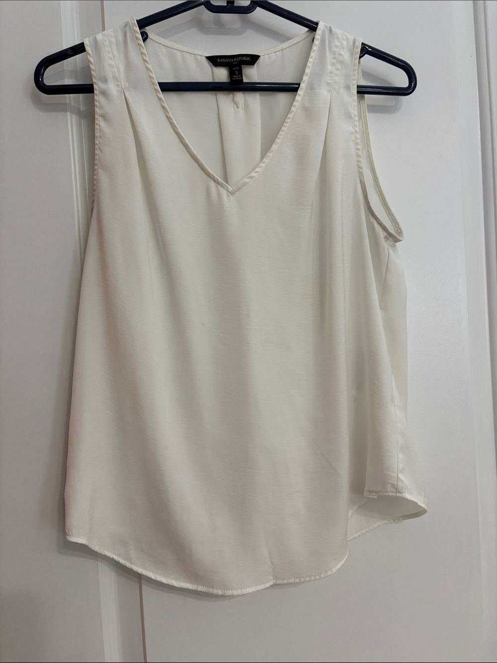 Banana Republic Cream V-Neck Sleeveless Camisole